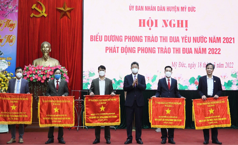 Ph&oacute; Chủ tịch UBND TP Nguyễn Mạnh Quyền trao Cờ thi thi đua của UBND TP cho c&aacute;c tập thể.