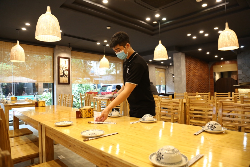 Nhiều cửa hàng dịch vụ ăn uống chịu tác động kinh tế từ việc giá xăng dầu liên tục tăng. Ảnh Hải Linh
