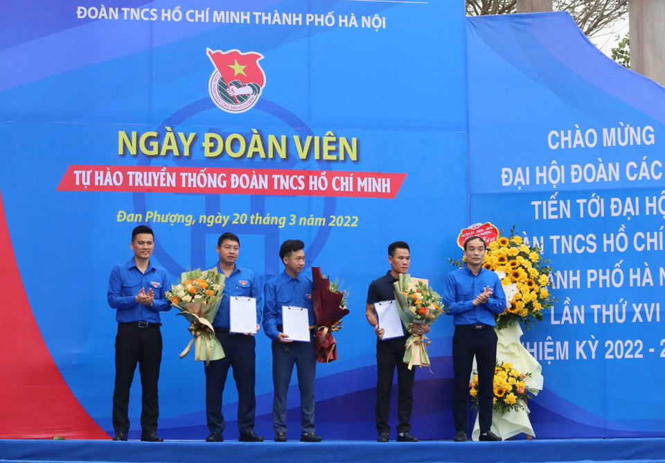 Trao Quyết định th&agrave;nh lập chi đo&agrave;n tại c&aacute;c doanh nghiệp ngo&agrave;i khu vực Nh&agrave; nước tr&ecirc;n địa b&agrave;n huyện Đan Phượng.&nbsp;Ảnh: Vương Đức - Th&agrave;nh Trung