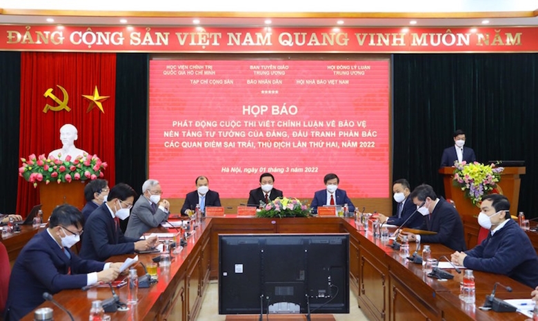 Quang cảnh buổi họp báo phát động cuộc thi cuộc thi viết chính luận về bảo vệ nền tảng tư tưởng của Đảng lần thứ 2 năm 2022. Ảnh Văn Điệp