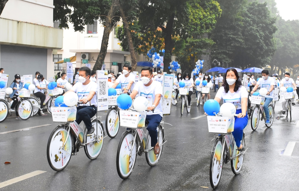 EVNHANOI tổ chức hoạt động đạp xe diễu h&agrave;nh hưởng ứng ''Giờ Tr&aacute;i đất'' năm 2022