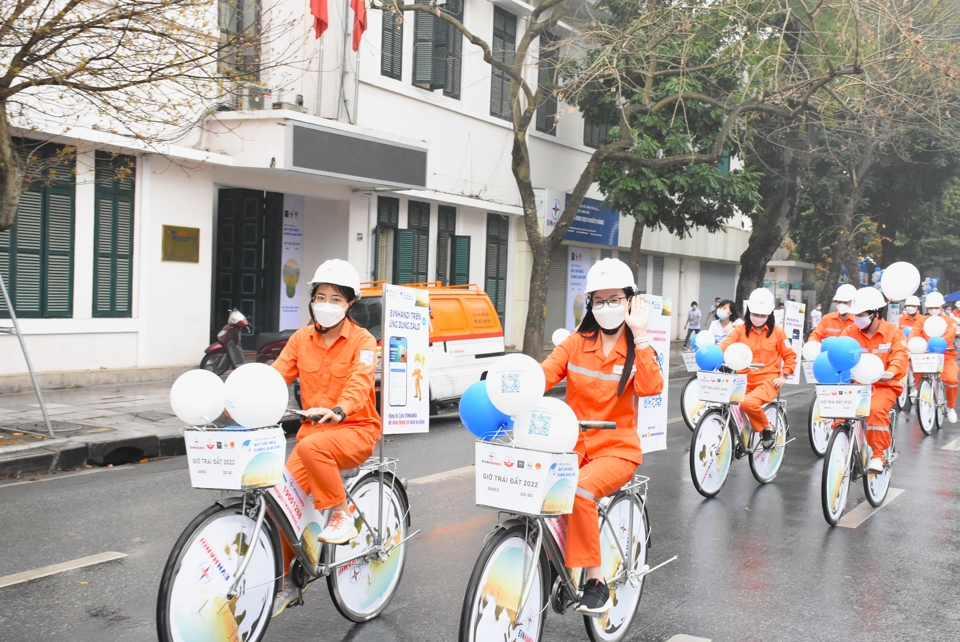 EVNHANOI tổ chức hoạt động đạp xe diễu h&agrave;nh hưởng ứng ''Giờ Tr&aacute;i đất năm 2022''