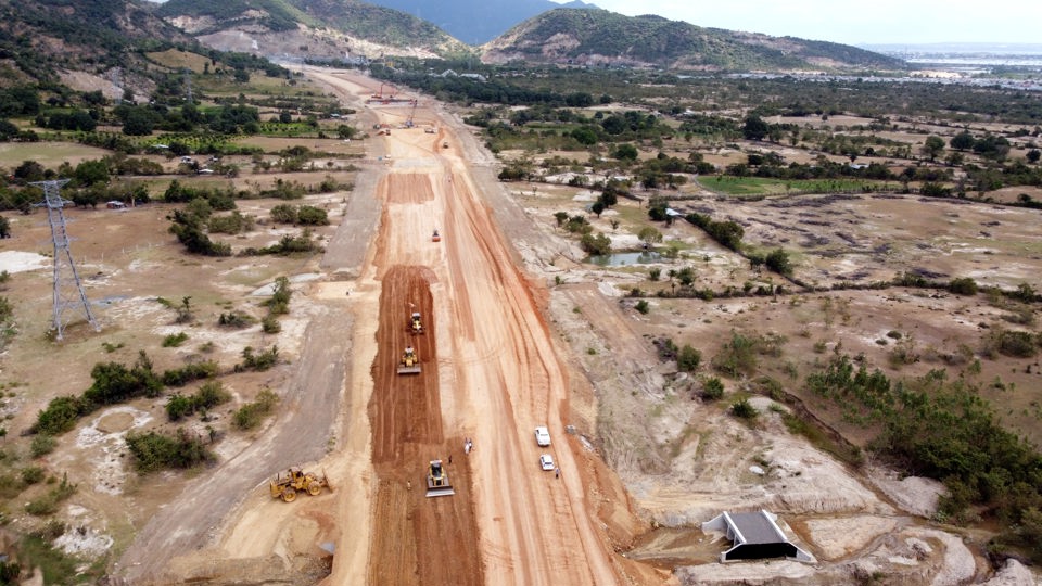 C&aacute;c tuyến cao tốc Bắc &ndash; Nam ph&iacute;a Đ&ocirc;ng qua địa b&agrave;n tỉnh Kh&aacute;nh H&ograve;a đang được khẩn trương thi c&ocirc;ng. (Ảnh: Trung Vũ).