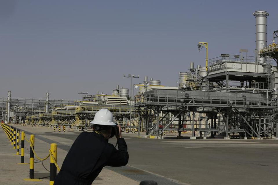 Bộ Năng lượng Ả Rập Saudi thừa nhận sản lượng dầu ở Yanbu sẽ tạm thời giảm khoảng 400.000 th&ugrave;ng/ng&agrave;y. Ảnh: AP