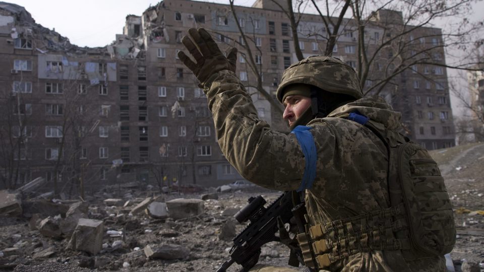 Một quân nhân Ukraine bảo vệ vị trí của mình ở Mariupol, Ukraine. Ảnh AP