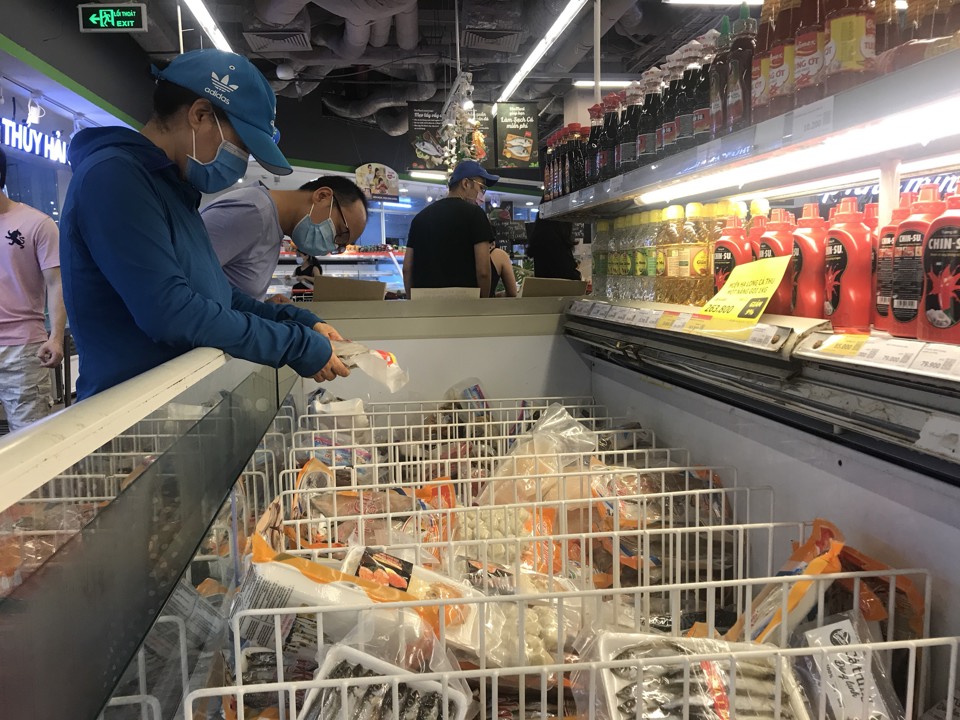 Người tiêu dùng chọn mua hàng tại siêu thị Vinmart trên địa bàn Hà Nội. Ảnh Phạm Hùng (2)