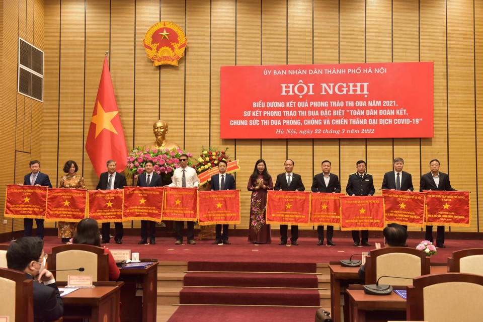 Chủ tịch Ủy ban MTTQ Việt Nam TP Nguyễn Lan Hương trao cờ thi đua của TP cho c&aacute;c đơn vị