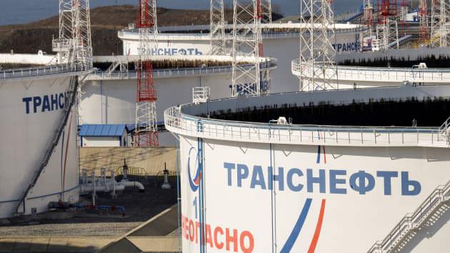 C&aacute;c bể chứa dầu ở cảng Transneft-Kozmino gần thị trấn Nakhodka, Nga. Ảnh: Reuters