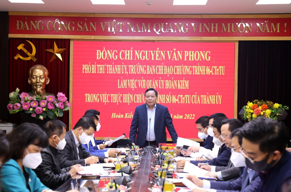 Phó Bí thư Thành ủy Nguyễn Văn Phong phát biểu tại cuộc làm việc.