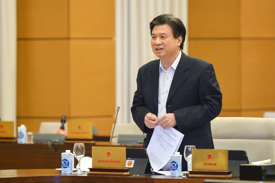 Thứ trưởng Bộ GD&amp;ĐT Nguyễn Hữu Độ ph&aacute;t biểu tại phi&ecirc;n họp. Ảnh: Quochoi.vn