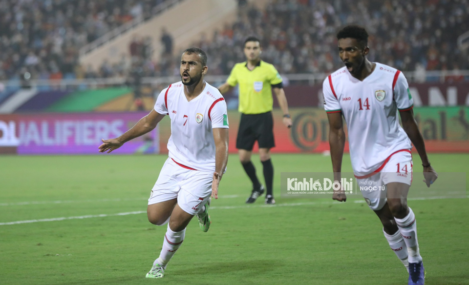 C&aacute;c cầu thủ ĐT Oman ăn mừng sau khi mở tỷ số của trận đấu.