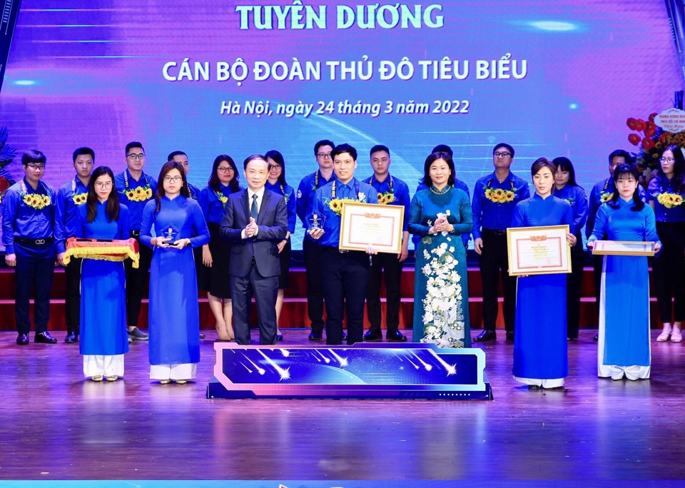 Ph&oacute; B&iacute; thư Thường trực Th&agrave;nh uỷ Nguyễn Thị Tuyến v&agrave;&nbsp;Ph&oacute; Trưởng ban Thường trực Ban D&acirc;n vận T.Ư Phạm Tất Thắng trao Bằng khen cho&nbsp;c&aacute;n bộ Đo&agrave;n ti&ecirc;u biểu năm 2021.