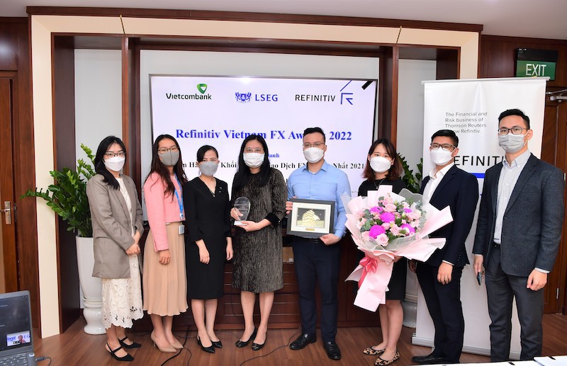 Đại diện Refinitiv trao Giải thưởng Refinitiv Vietnam FX Award cho đại diện Vietcombank &ndash; b&agrave; Ho&agrave;ng Diễm Th&ugrave;y &ndash; Trưởng ph&ograve;ng Kinh doanh vốn (thứ 5 từ phải sang) v&agrave; bộ phận FX Vietcombank&nbsp;