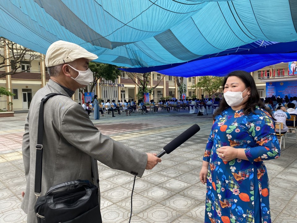 "Đ&acirc;y l&agrave; h&igrave;nh thức truy&ecirc;n truyền ph&aacute;p luật theo m&ocirc; h&igrave;nh &ldquo;học m&agrave; chơi, chơi m&agrave; học&rdquo; ph&ugrave; hợp với lứa tuổi tiểu học, THCS" - Hiệu trưởng Trần Lệ Khanh khẳng định. Ảnh: AT