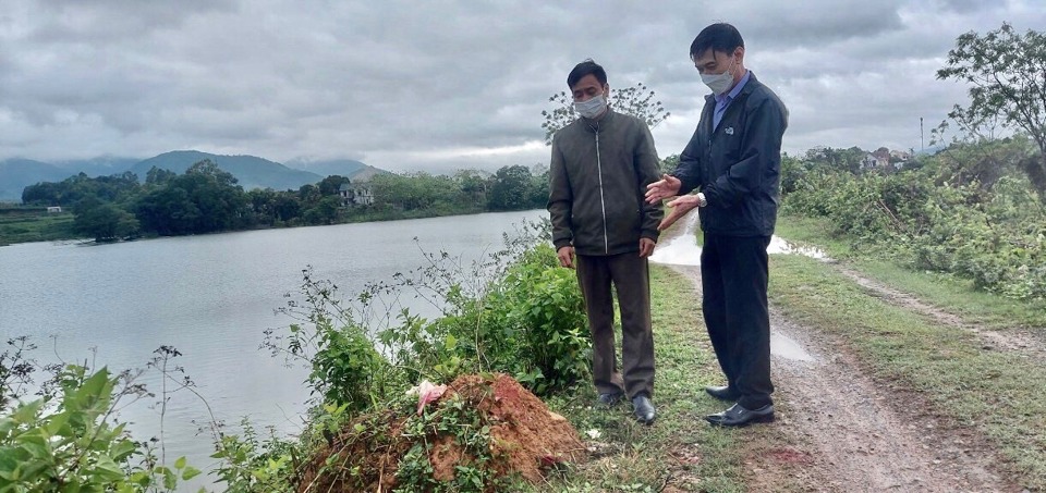 C&aacute;n bộ ng&agrave;nh thuỷ lợi H&agrave; Nội kiểm tra hiện trạng tổ mối xuất hiện tại hồ Văn Sơn (huyện Chương Mỹ). Ảnh: L&acirc;m Nguyễn.