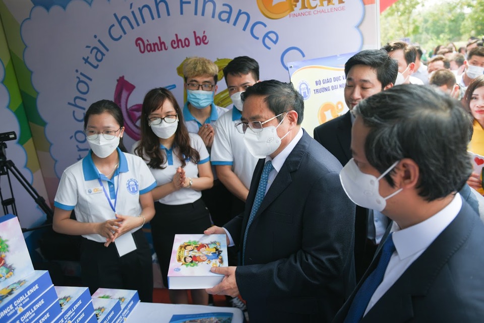 Thủ tướng Phạm Minh Chính tham quan các gian trưng bày ý tưởng khởi nghiệp của học sinh, sinh viên tại Ngày hội 