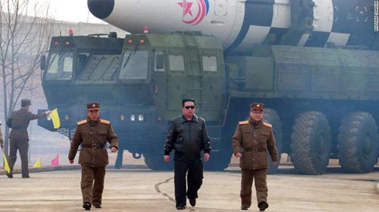 Nh&agrave; l&atilde;nh đạo Triều Ti&ecirc;n Kim Jong Un đi trước một t&ecirc;n lửa, trong một bức ảnh được truyền th&ocirc;ng nh&agrave; nước c&ocirc;ng bố h&ocirc;m thứ S&aacute;u.
