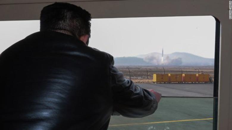 Nh&agrave; l&atilde;nh đạo Kim Jong Un đang xem một vụ ph&oacute;ng t&ecirc;n lửa, trong một bức ảnh được truyền th&ocirc;ng nh&agrave; nước c&ocirc;ng bố.