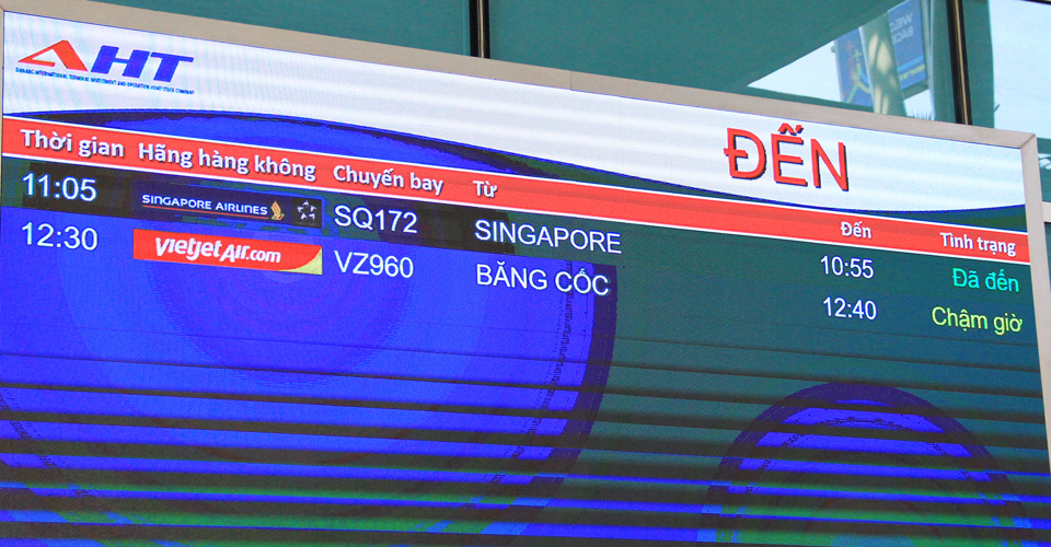 Cụ thể, chuyến bay SQ172 với gần 160 h&agrave;nh kh&aacute;ch từ Singapore hạ c&aacute;nh Đ&agrave; Nẵng v&agrave;o l&uacute;c 11 giờ 05, khởi động cho đường bay thường kỳ Singapore &ndash; Đ&agrave; Nẵng do Singapore Airlines khai th&aacute;c. Đường bay c&oacute; tần suất 1 chuyến/ng&agrave;y v&agrave;o c&aacute;c s&aacute;ng thứ 2, 4, 6, Chủ nhật v&agrave; c&aacute;c chiều thứ 3, 5, 7. V&agrave;o l&uacute;c 12 giờ 40 c&ugrave;ng ng&agrave;y, chuyến bay VZ960 h&agrave;nh tr&igrave;nh Bangkok &ndash; Đ&agrave; Nẵng của Thai Vietjet hạ c&aacute;nh Đ&agrave; Nẵng với khoảng 150 h&agrave;nh kh&aacute;ch. Đường bay được khai th&aacute;c với tần suất 3 chuyến/tuần v&agrave;o c&aacute;c ng&agrave;y thứ 4, 6, Chủ nhật v&agrave; c&oacute; thể được điều chỉnh tăng th&ecirc;m theo nhu cầu thị trường.&nbsp;