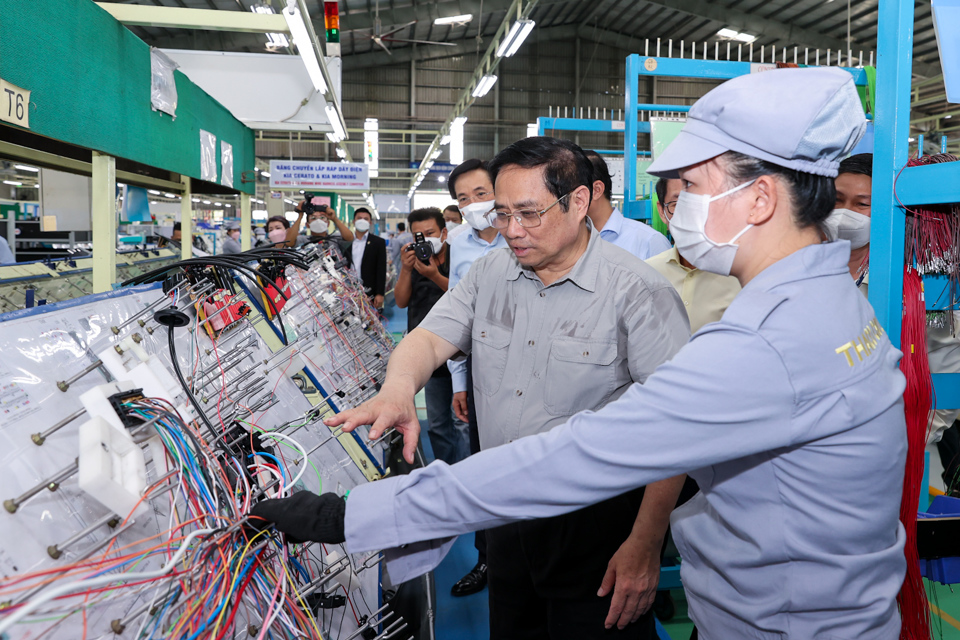 Thủ tướng thăm, l&agrave;m việc với C&ocirc;ng ty Cổ phần Tập đo&agrave;n Trường Hải (THACO) tại khu kinh tế mở Chu Lai, tỉnh Quảng Nam. Ảnh: VGP/Nhật Bắc