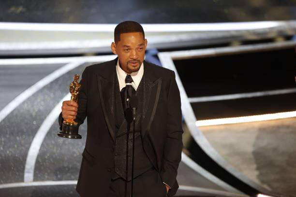Hi hữu giải Oscar 2022: Will Smith tát MC rồi bật khóc khi nhận tượng vàng - Ảnh 1