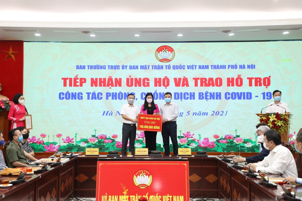 Mặt trận Tổ quốc TP H&agrave; Nội tiếp nhận ủng hộ ph&ograve;ng chống dịch Covid-19, năm 2021. Ảnh: Hải Linh &nbsp;