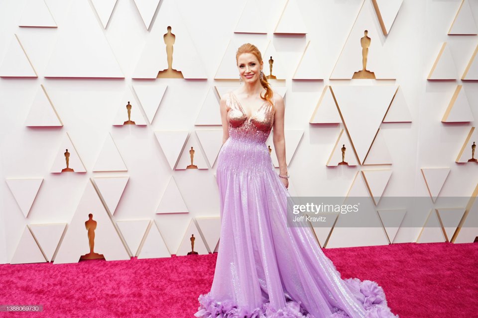Jessica Chastain ghi điểm với bộ c&aacute;nh xẻ ngực của Gucci.&nbsp;Tại lễ trao giải Oscar lần thứ 94, tổ chức tại&nbsp;nh&agrave; h&aacute;t Dolby, Hollywood, Los Angeles (Mỹ) s&aacute;ng 28/3 (theo giờ Việt Nam), nữ diễn vi&ecirc;n Jessica Chastain kh&ocirc;ng chỉ tỏa s&aacute;ng tr&ecirc;n thảm đỏ m&agrave; c&ograve;n mang về tượng v&agrave;ng Oscar ở hạng mục "Nữ diễn vi&ecirc;n ch&iacute;nh xuất sắc nhất" trong "The Eyes of Tammy Faye."