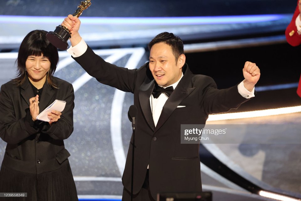 Đạo diễn Ryusuke Hamaguchi của "Drive my car" nhận giải Phim truyện quốc tế hay nhất.