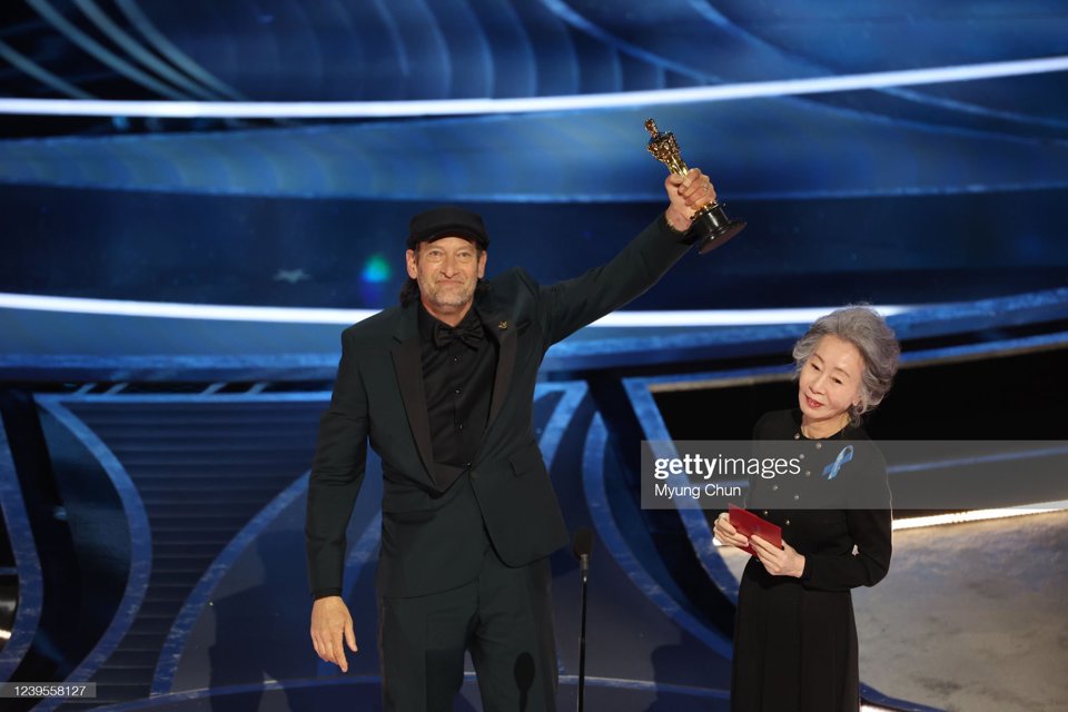 Troy Kotsur nhận giải thưởng Nam diễn vi&ecirc;n phụ xuất sắc nhất trong phim "CODA"