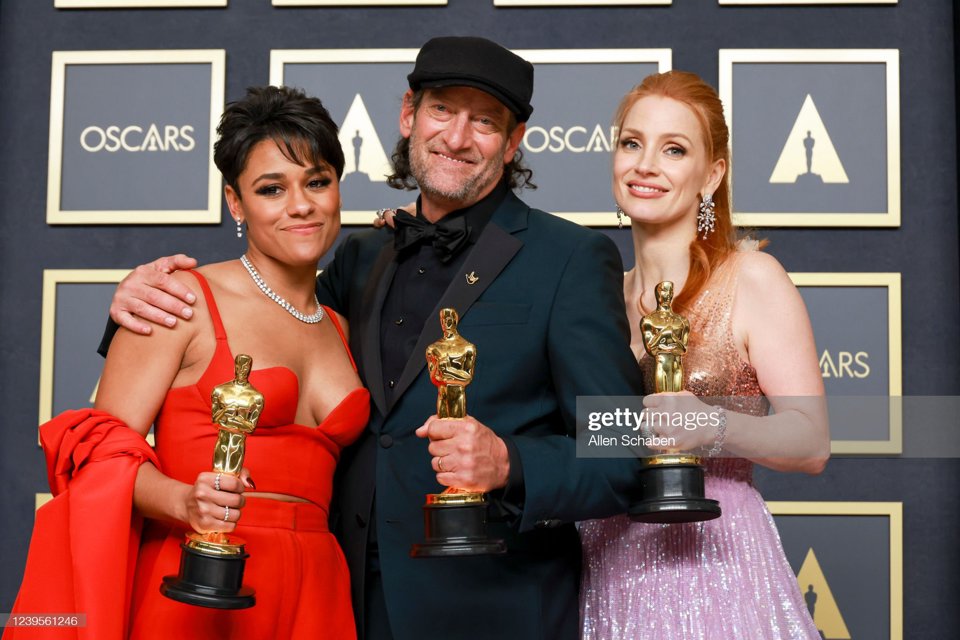 &nbsp;Ariana DeBose gi&agrave;nh giải nữ diễn vi&ecirc;n phụ xuất sắc nhất trong "West Side Story", nam diễn vi&ecirc;n Troy Kotsur chiến thắng ở hạng mục "Nam diễn vi&ecirc;n phụ xuất sắc nhất với t&aacute;c phẩm "CODA" v&agrave; Jessica Chastain gi&agrave;nh giải "Nữ diễn vi&ecirc;n ch&iacute;nh xuất sắc nhất" trong phim "The Eyes of Tammy Faye".