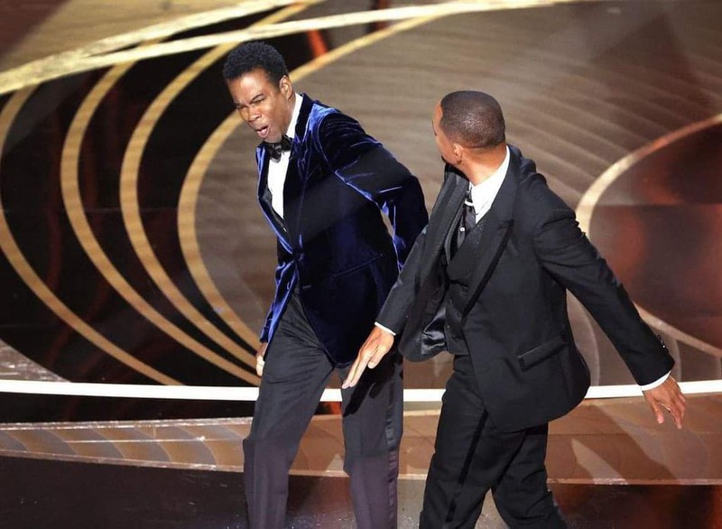 Will Smith t&aacute;t MC Chris Rock tr&ecirc;n s&acirc;n khấu Oscar 2022 v&igrave; MC n&agrave;y đ&atilde; giễu cợt vợ của Will. Ảnh chụp m&agrave;n h&igrave;nh