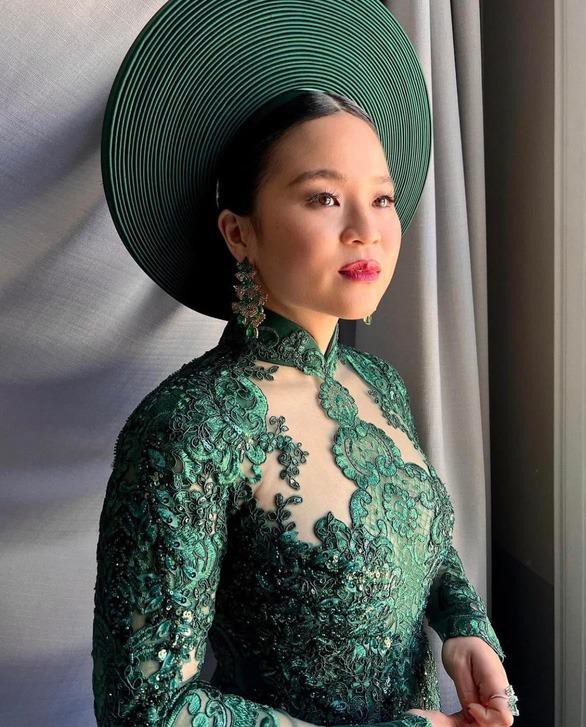 [Clip] Sao Hollywood nổi bật khi mặc áo dài Việt Nam trên thảm đỏ Oscar - Ảnh 3