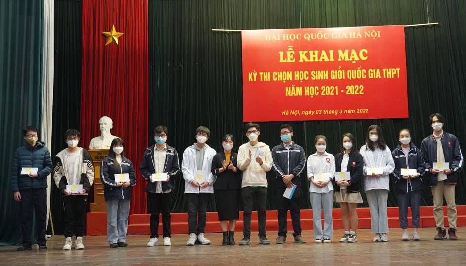 Thí sinh các trường THPT chuyên thuộc ĐH Quốc gia Hà Nội tại phiên khai mạc kỳ thi học sinh giỏi quốc gia 2021- 2022