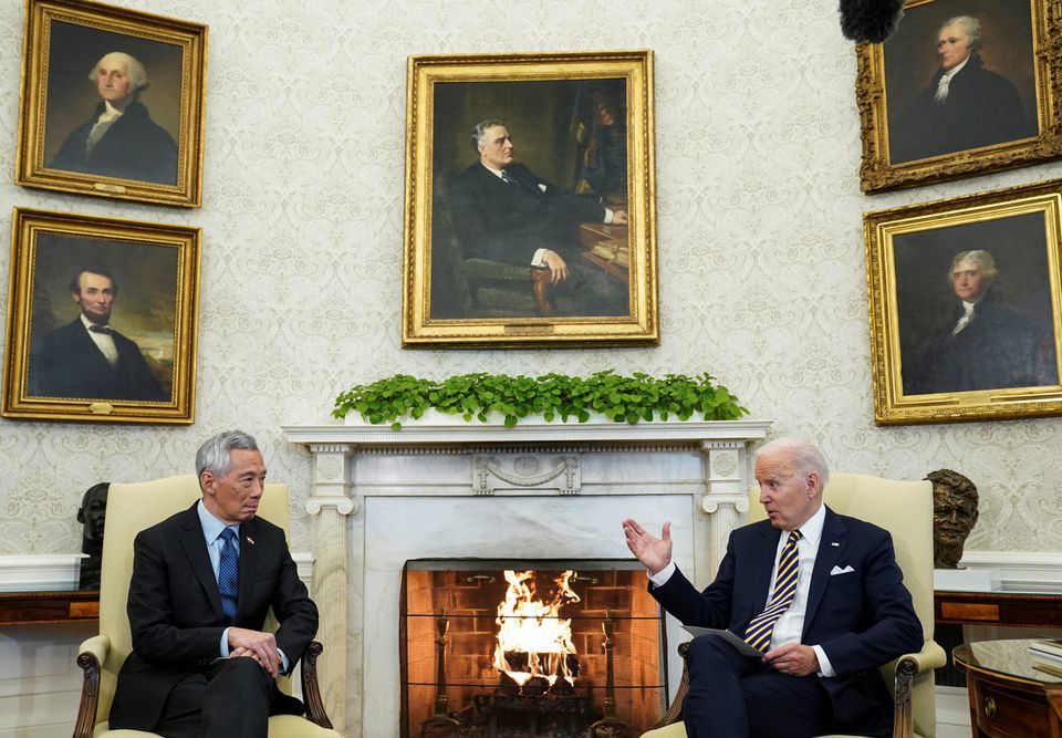 Tổng thống Mỹ Joe Biden&nbsp;v&agrave; Thủ tướng Singapore L&yacute; Hiển Long tại Nh&agrave; Trắng. Ảnh: Reuters