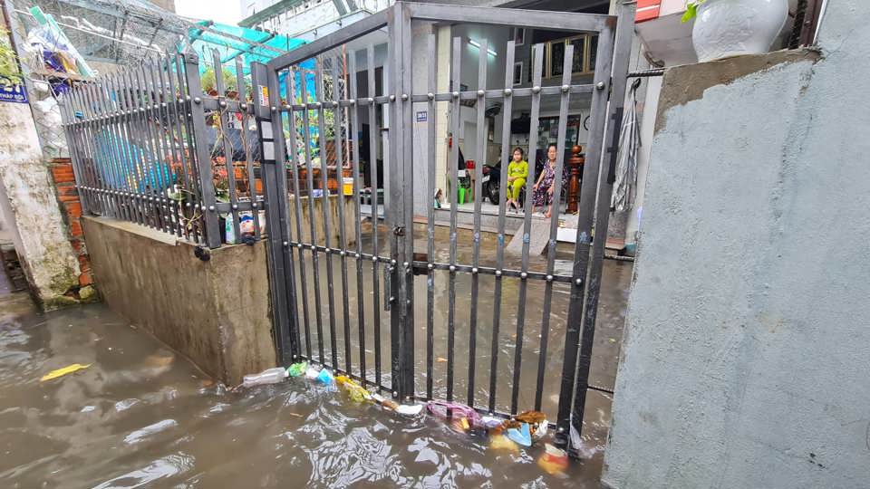 Nh&agrave; d&acirc;n khu vực phường Đống Đa bị ngập nước.