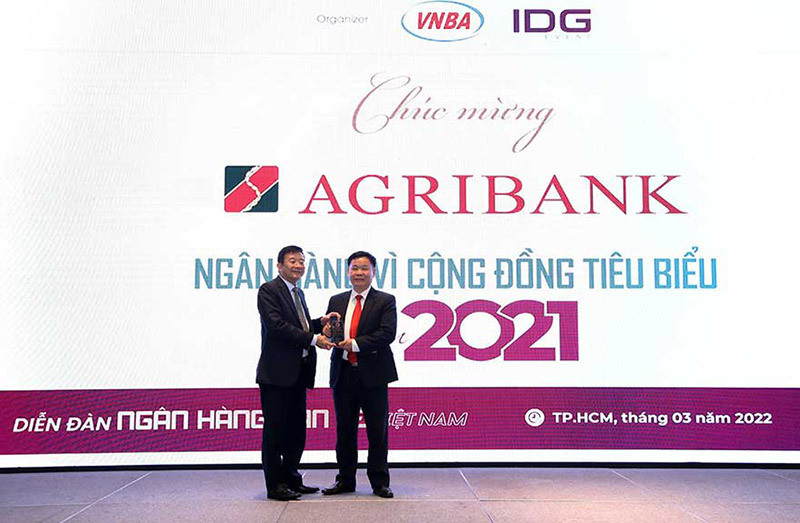 Đại diện Agribank (phải) nhận Giải thưởng &ldquo;Ng&acirc;n h&agrave;ng c&oacute; sản phẩm, dịch vụ s&aacute;ng tạo ti&ecirc;u biểu năm 2021&rdquo;