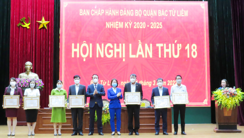 Quận Bắc Từ Li&ecirc;m khen thưởng cho c&aacute;c tập thể, c&aacute; nh&acirc;n c&oacute; th&agrave;nh t&iacute;ch trong thực hiện Quyết định số 2200-QĐ/TU của Th&agrave;nh ủy&nbsp;về "Quy chế tiếp x&uacute;c, đối thoại trực tiếp giữa người đứng đầu cấp ủy, ch&iacute;nh quyền c&aacute;c cấp với MTTQ, c&aacute;c tổ chức ch&iacute;nh trị - x&atilde; hội v&agrave; Nh&acirc;n d&acirc;n tr&ecirc;n địa b&agrave;n TP H&agrave; Nội".