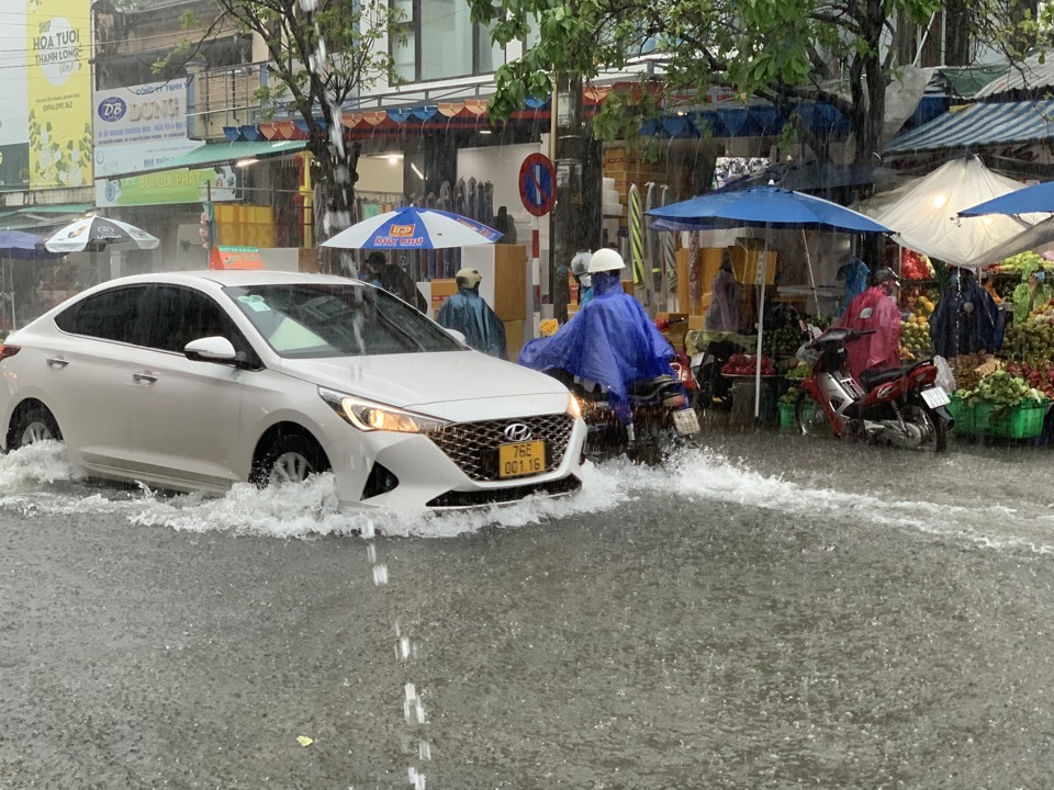 Khu vực TP Quảng Ng&atilde;i xảy ra ngập nhiều nơi do mưa lớn.