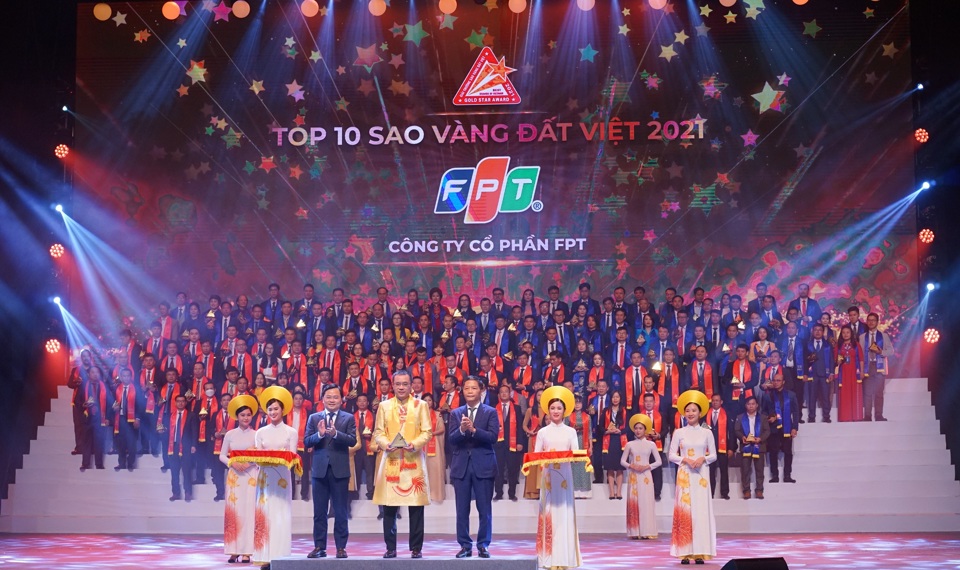 Đại diện FPT nhận giải thưởng Top 10 Sao V&agrave;ng Đất Việt.