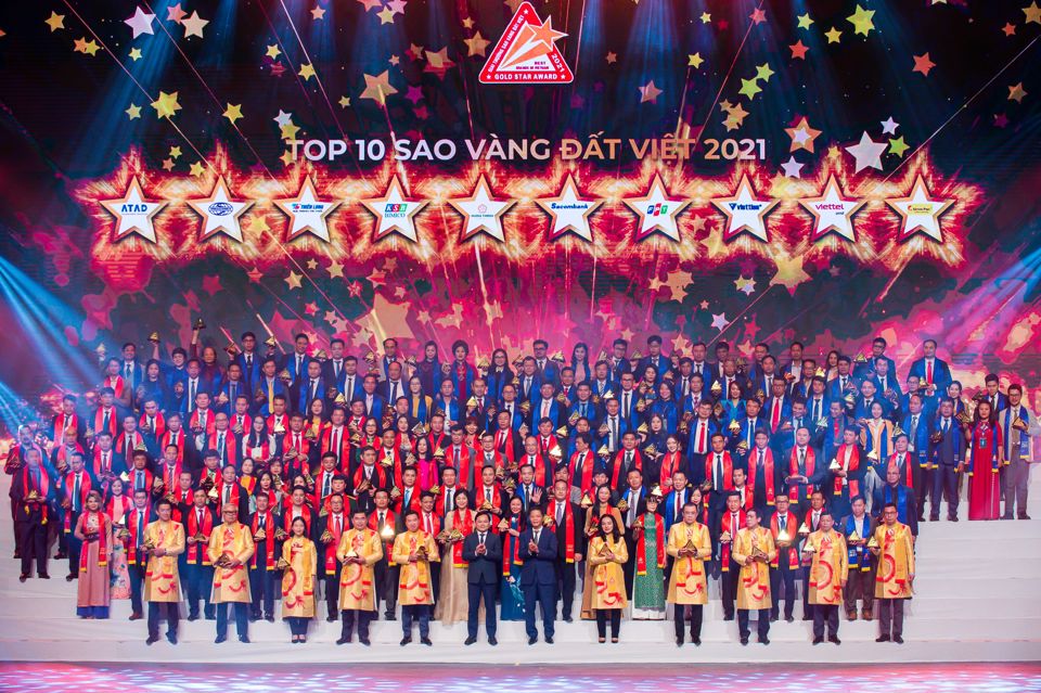 Đại diện c&aacute;c doanh nghiệp được vinh danh giải thưởng Sao V&agrave;ng đất Việt năm 2021 c&ugrave;ng chụp h&igrave;nh lưu niệm.