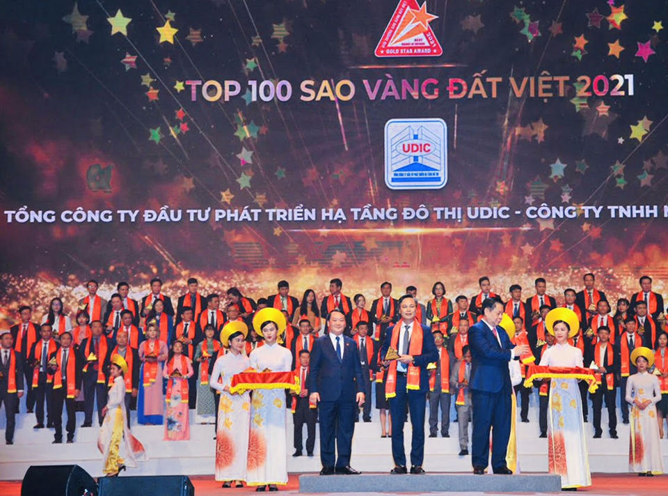 Tổng Gi&aacute;m đốc Tổng C&ocirc;ng ty UDIC Nguyễn Văn Luyến (đứng giữa) đại diện doanh nghiệp nhận giải thưởng Sao V&agrave;ng đất Việt