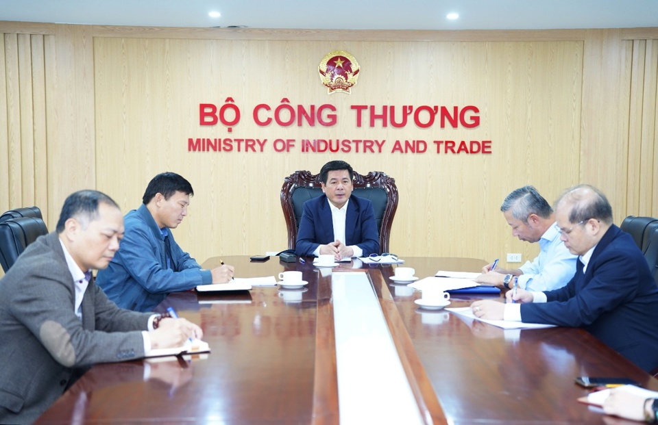 Bộ trưởng C&ocirc;ng Thương Nguyễn Hồng Di&ecirc;n l&agrave;m việc với một số đơn vị về cung ứng than phục vụ sản xuất điện. Ảnh: Bộ C&ocirc;ng Thương.