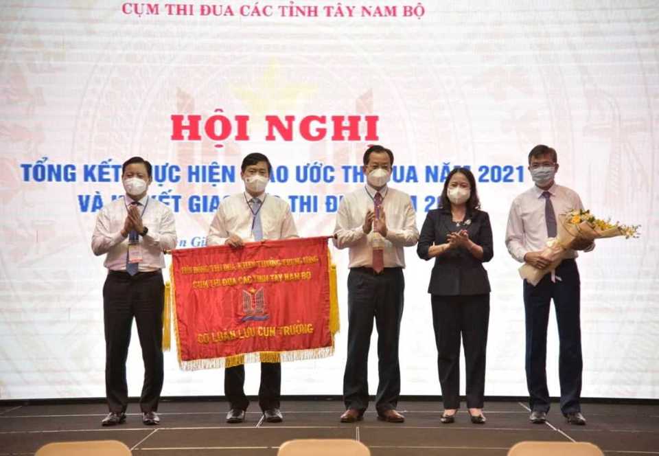 Trao cờ lu&acirc;n lưu Cụm trưởng Cụm thi đua năm 2022 cho tỉnh Đồng Th&aacute;p