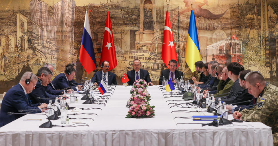 Đoàn quan chức Nga và Ukraine tiến hành vòng đàm phán trực tiếp lần thứ tư tại Istabul, Thổ Nhĩ Kỳ ngày 29-3. Ảnh AP