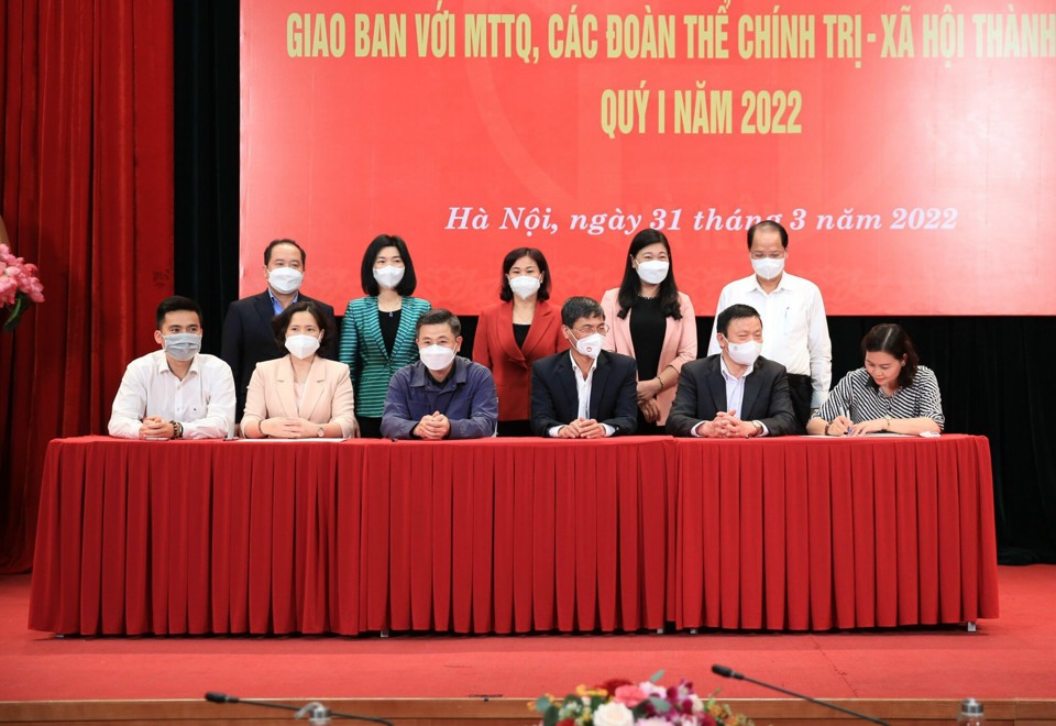 Phó Bí thư Thường trực Thành uỷ Nguyễn Thị Tuyến cùng lãnh đạo TP chứng kiến Cụm thi đua số 4 ký kết chương trình giao ước thi đua năm 2022. Ảnh Phạm Hùng (1)