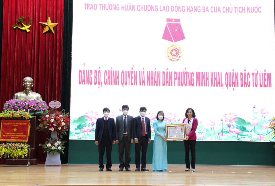 Chủ tịch nước tặng Hu&acirc;n chương Lao động hạng Ba cho Nh&acirc;n d&acirc;n v&agrave; c&aacute;n bộ phường Minh Khai.