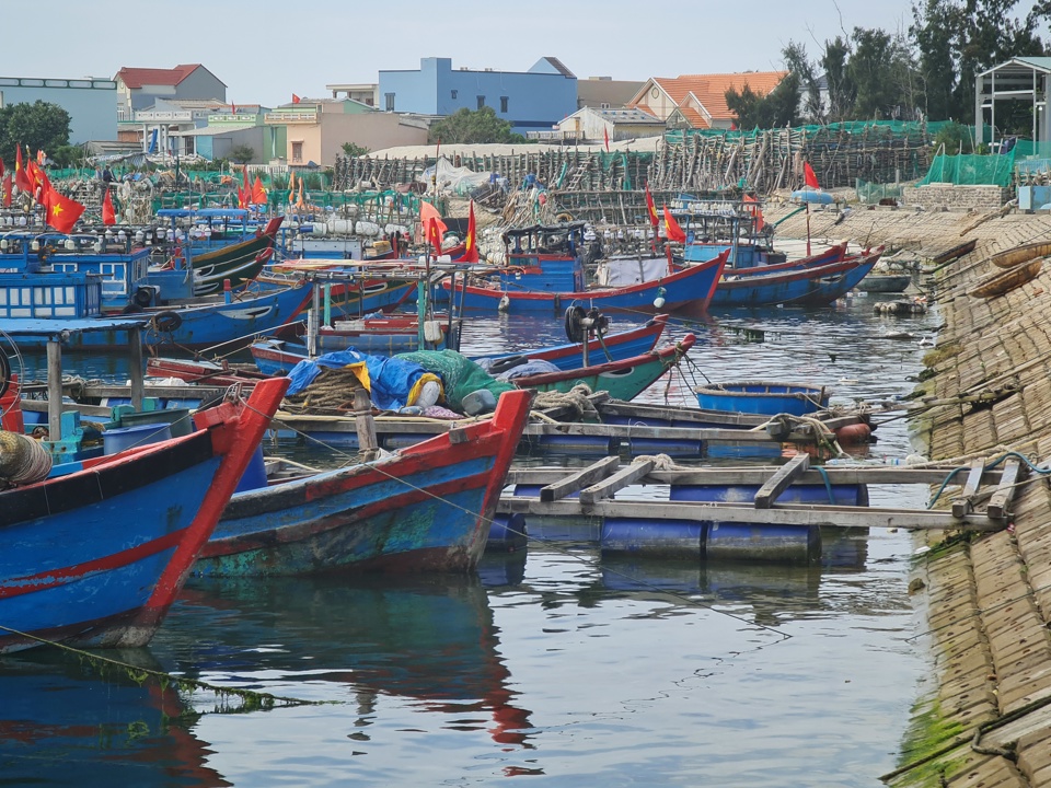 T&agrave;u thuyền neo đậu ở huyện đảo L&yacute; Sơn.