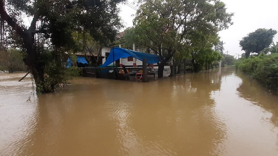 Nhiều nơi ở Thừa Thi&ecirc;n Huế hiện đang vẫn bị ngập s&acirc;u.