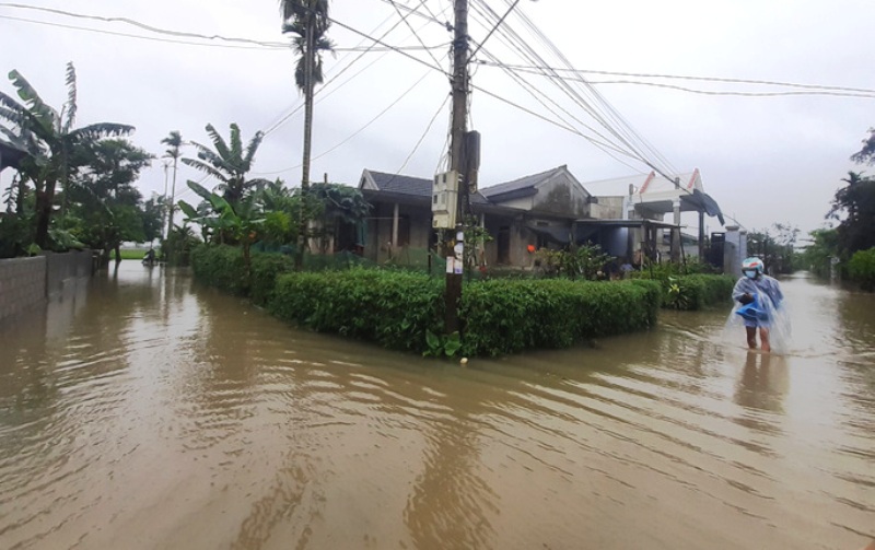 Mưa lớn g&acirc;y ngập lụt một khu vực d&acirc;n cư tại tỉnh Thừa Thi&ecirc;n Huế. Ảnh: Người lao động.