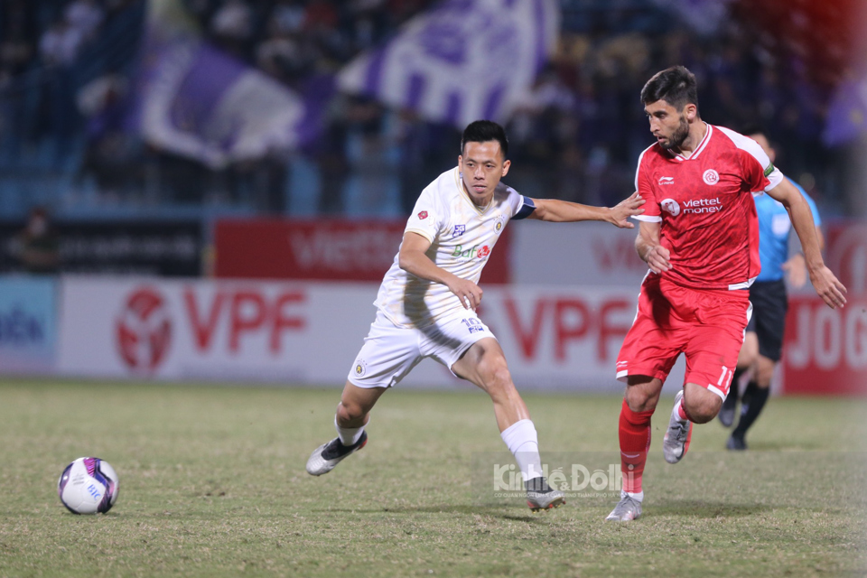 Do ảnh hưởng của dịch Covid-19, trận đấu giữa H&agrave; Nội FC v&agrave; Viettel FC của V-League 2022 phải đ&aacute; b&ugrave; v&agrave;o ng&agrave;y 4/4. Đ&acirc;y cũng l&agrave; trận đấu cuối c&ugrave;ng Quang Hải thi đấu cho đội b&oacute;ng Thủ đ&ocirc;.